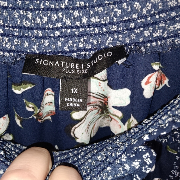Signature Studio Navy Floral Top - Picture 3 of 3